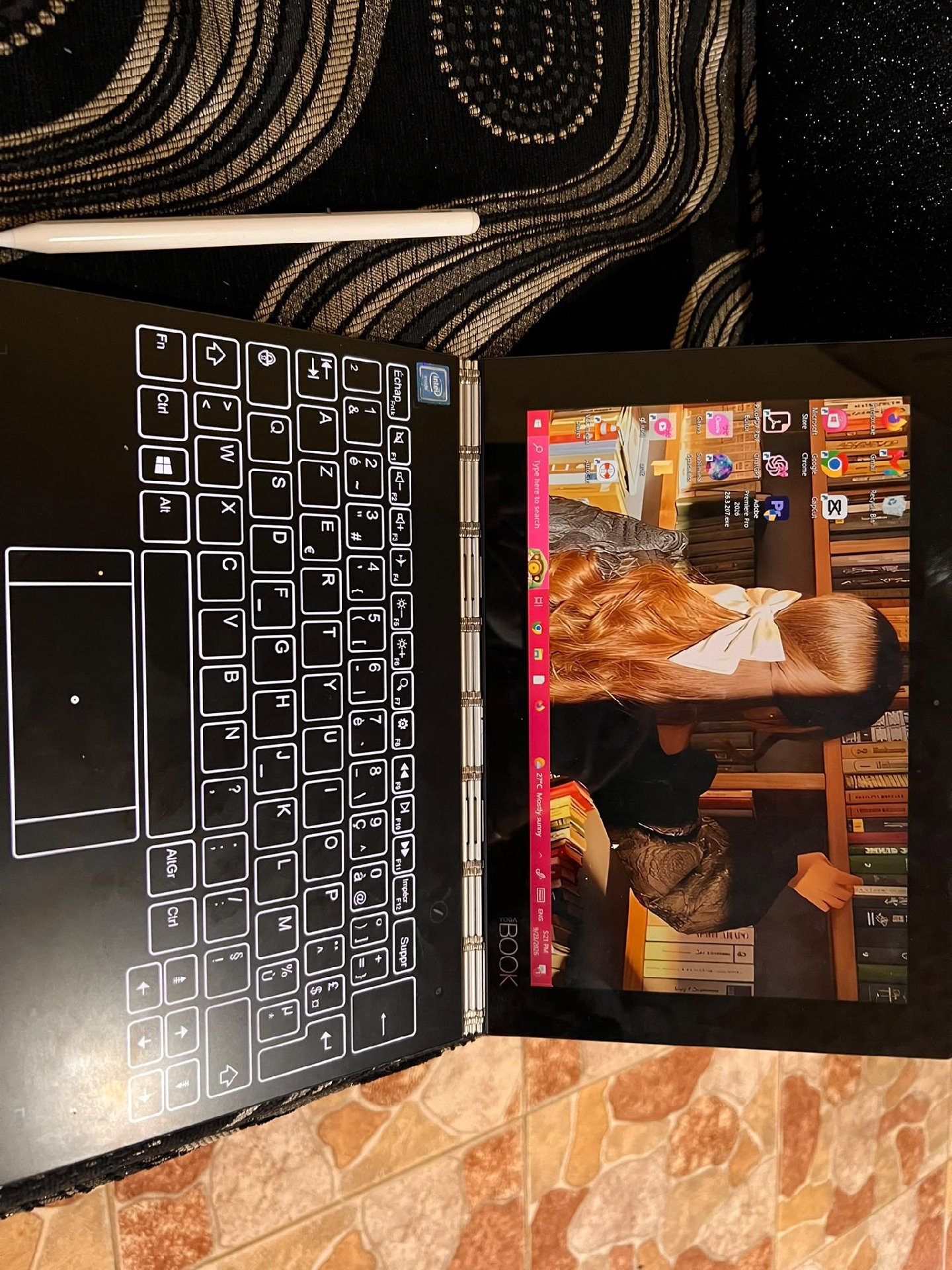 Touch Lenovo laptop 360° turns to tablet