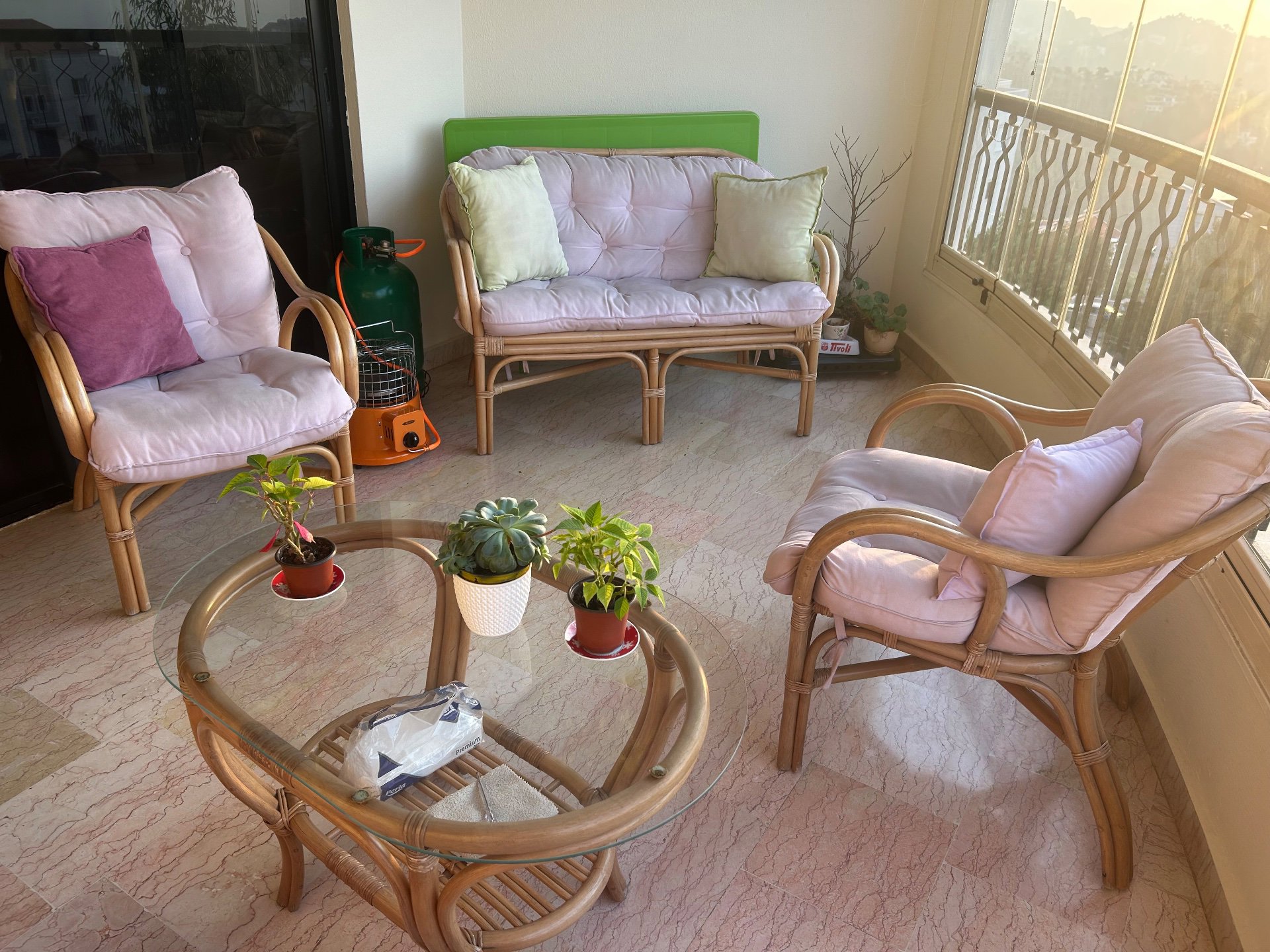 ️ للبيع: طقم خيزران مع كنباية بنفسجيّة  – 300$ فقط! 🌿
